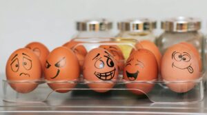 Des œufs avec des visages dessinés